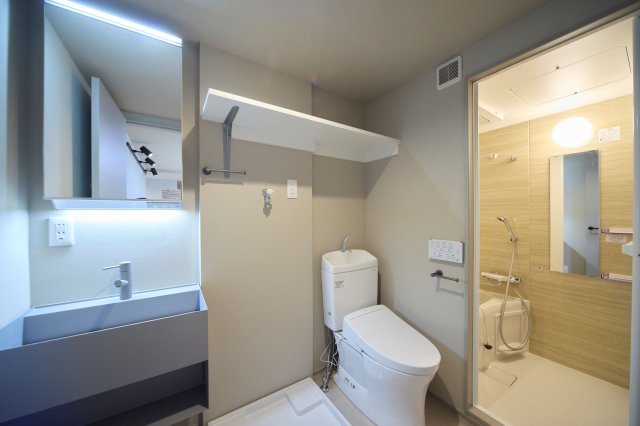 トイレ　落ち着いた色調のトイレです