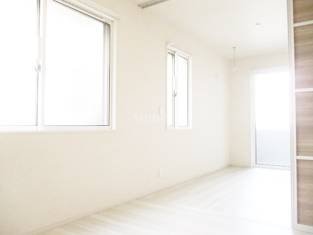 居室・リビング　10.5帖のLDKと居室を一緒に使えます☆