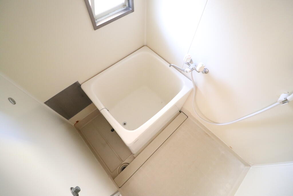 バス・シャワールーム　窓付きで換気も出来ます☆