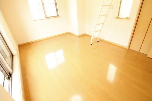 居室・リビング　広々明るい室内