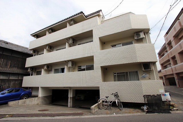 広島市南区旭のマンションの建物外観