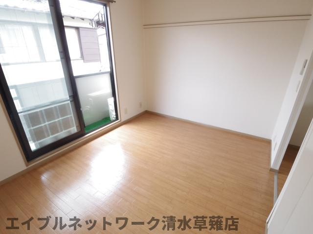 その他部屋・スペース　落ち着いた色調の寝室です