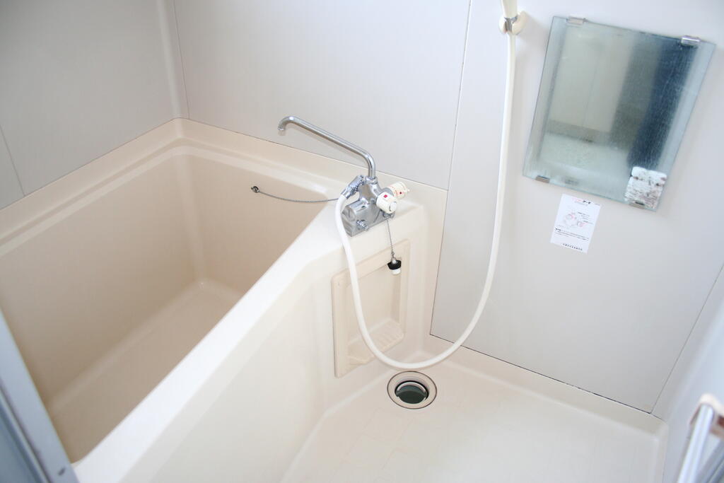 バス・シャワールーム　バストイレ別でゆったりお風呂に入れます。