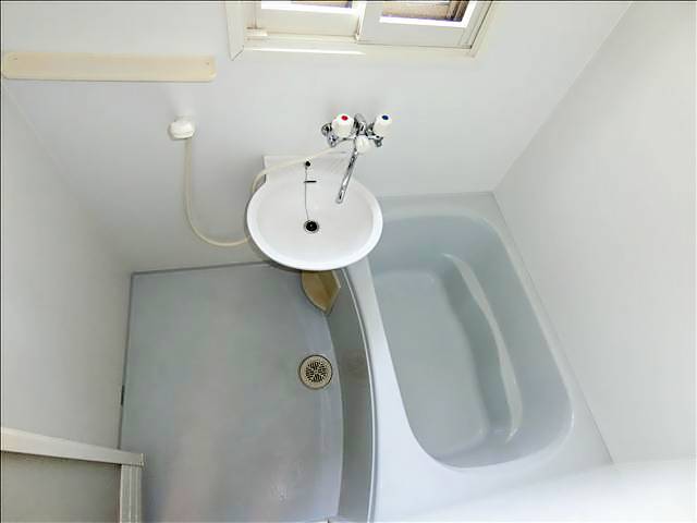 バス・シャワールーム　バスルームです