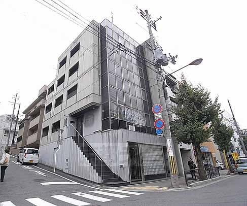 【京都市左京区鹿ケ谷西寺ノ前町のマンションの建物外観】