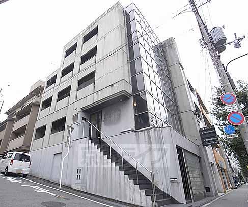 【京都市左京区鹿ケ谷西寺ノ前町のマンションの建物外観】