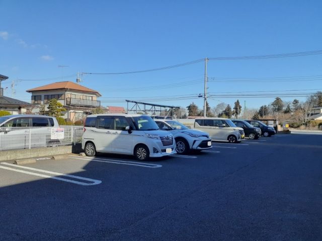 【日高市大字森戸新田のアパートの駐車場】