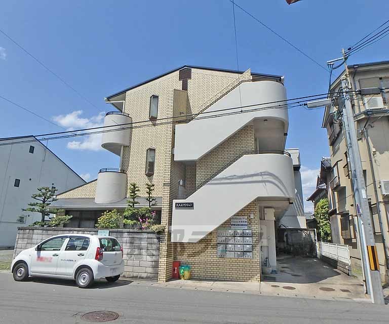 京都市西京区上桂西居町のマンションの建物外観
