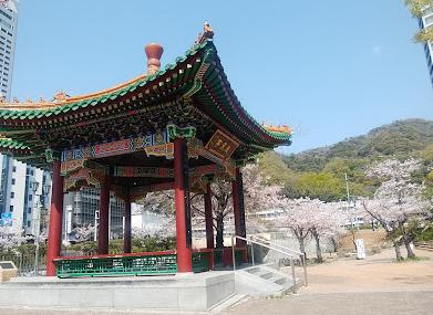 【神戸市中央区布引町のマンションの公園】