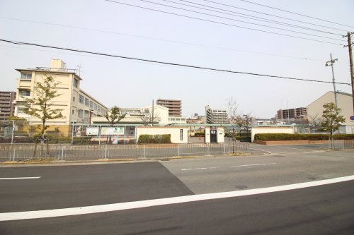 【サクシード寺地町の小学校】