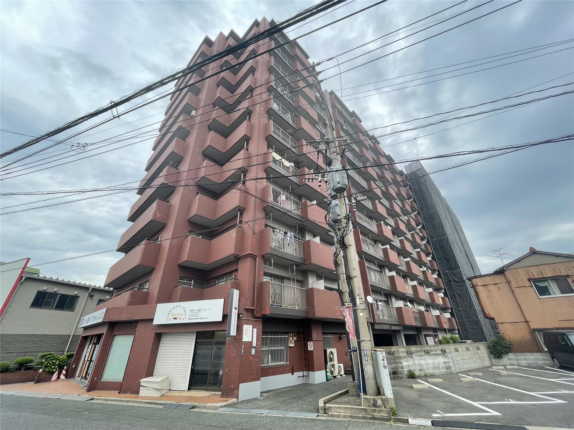 【北九州市小倉北区東篠崎のマンションの建物外観】