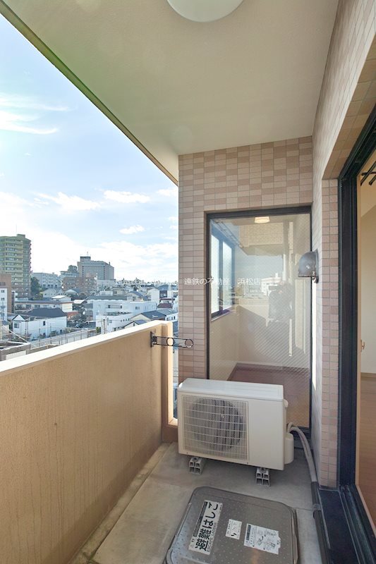 バルコニー　退去前のお部屋のため、前回募集時の画像となります。実際と異な
