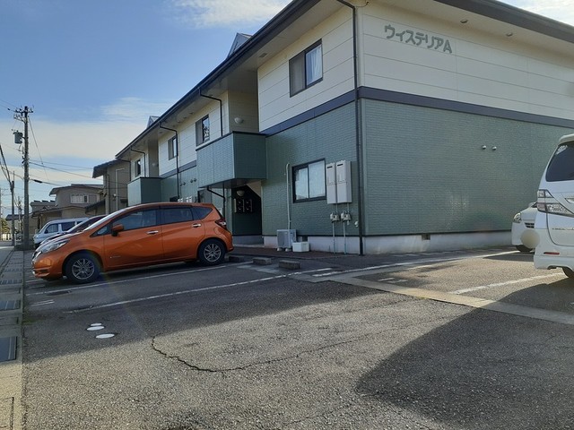 【富山市開のアパートの駐車場】