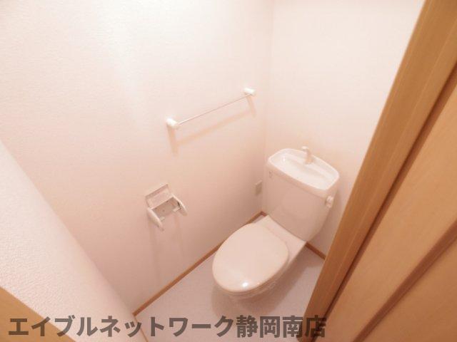 トイレ　落ち着いた色調のトイレです