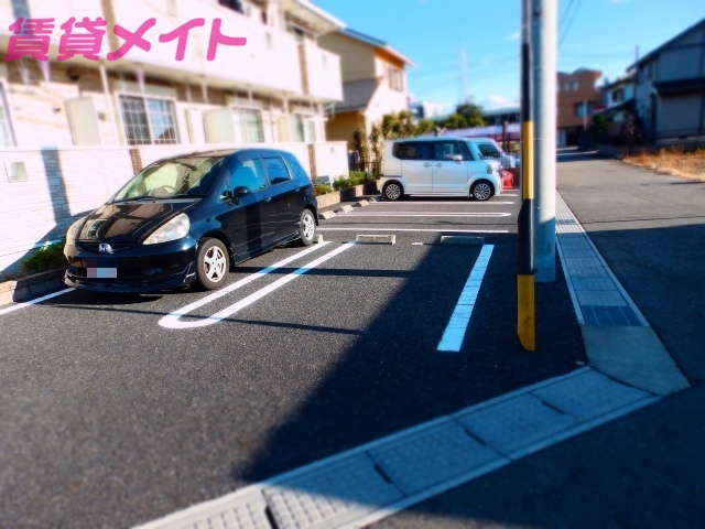 【三重郡川越町大字豊田のアパートの駐車場】