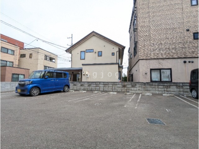 【札幌市西区山の手一条のアパートの駐車場】