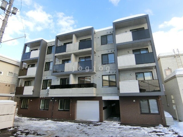 【札幌市中央区北十三条西のマンションの駐車場】