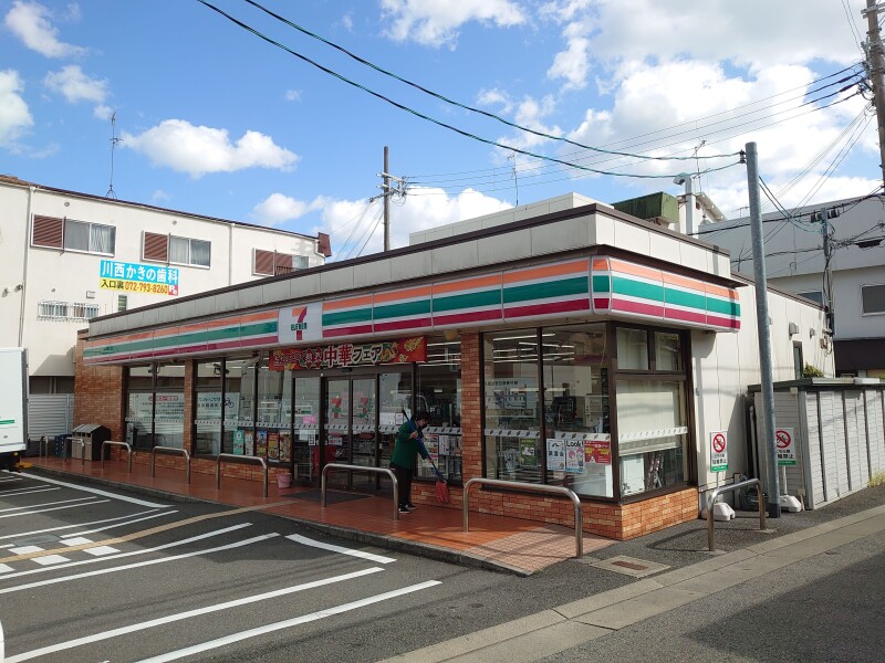 コンビニ　ファミリーマート川西鼓が滝店（コンビニ）まで590m