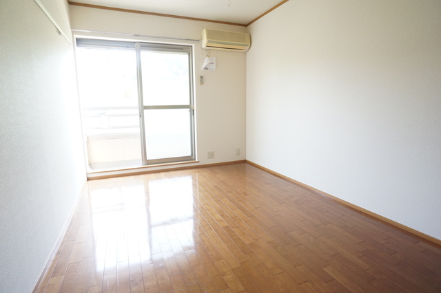 居室・リビング　南に面した室内は採光・通風に優れた心地よい空間です！