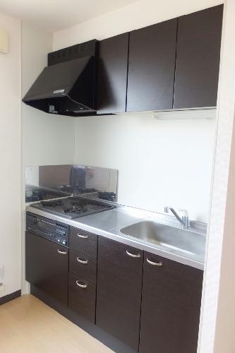 キッチン　３口ガスコンロ・グリル付きのキッチンです。