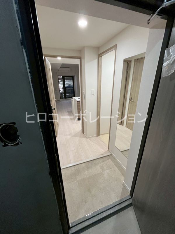 玄関　写真は別の号室のものです。