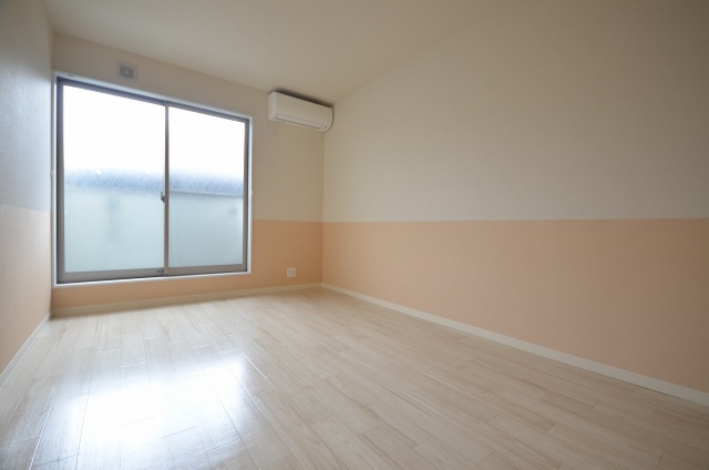 居室・リビング　同物件、別号室