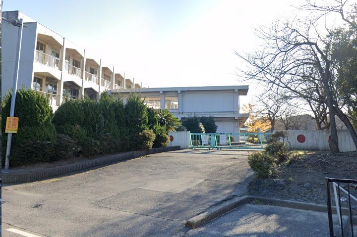 小学校　周西の丘（小学校）まで1900m