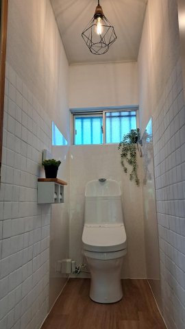 トイレ　窓付きで換気バッチリ！ウォシュレット付きです