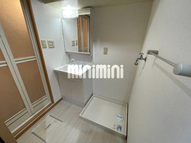 洗面設備　キッチン上にも収納があります