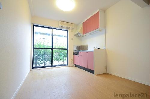 居室・リビング　備品や設備仕様は号室等により異なります現地をご確認ください。