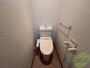 トイレ　トイレは温水洗浄便座です。シンプルな雰囲気になっています。