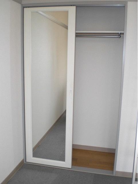 収納　全身鏡付きのクローゼット