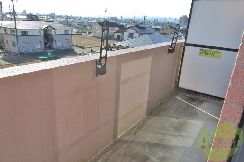 バルコニー　お天気の良い日は布団も干せてポカポカです。