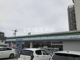 コンビニ　ファミリーマート 鳥見町二丁目店（コンビニ）まで608m