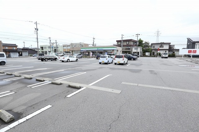 コンビニ　ファミリーマート富山豊田本町店（コンビニ）まで330m
