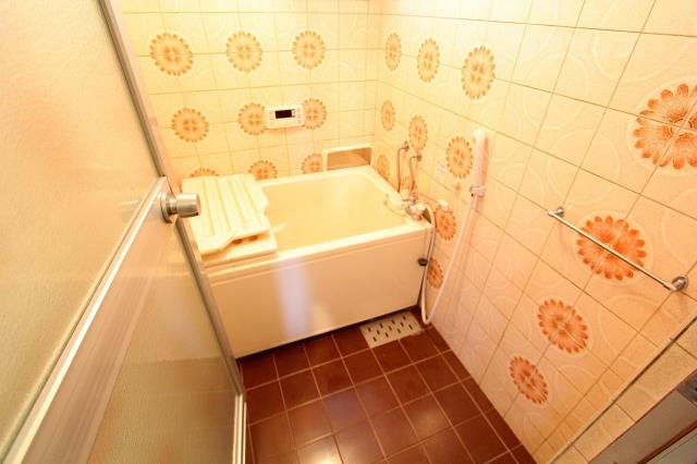 バス・シャワールーム　追い焚き機能付きのお風呂場です。