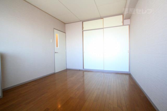 居室・リビング　北側の洋室のお部屋です。