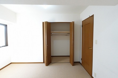 収納　洋室　約７．９畳クロゼット