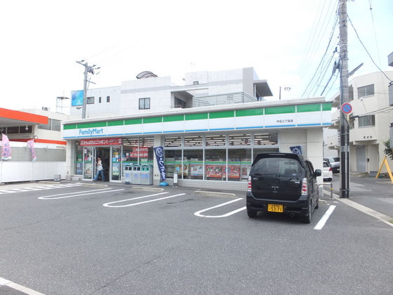 コンビニ　ファミリーマート中広三丁目店（コンビニ）まで221m