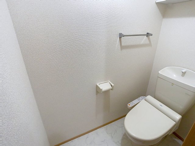 トイレ　写真は建物の１室となります、仕様が異なる場合には現況優先とさ