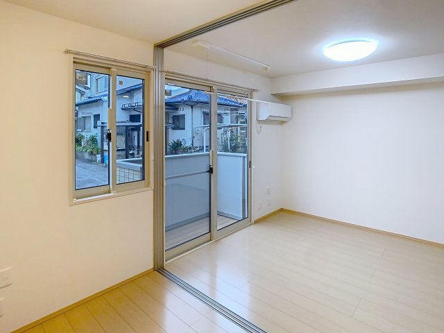 居室・リビング　写真は建物の１室となります、仕様が異なる場合には現況優先とさ
