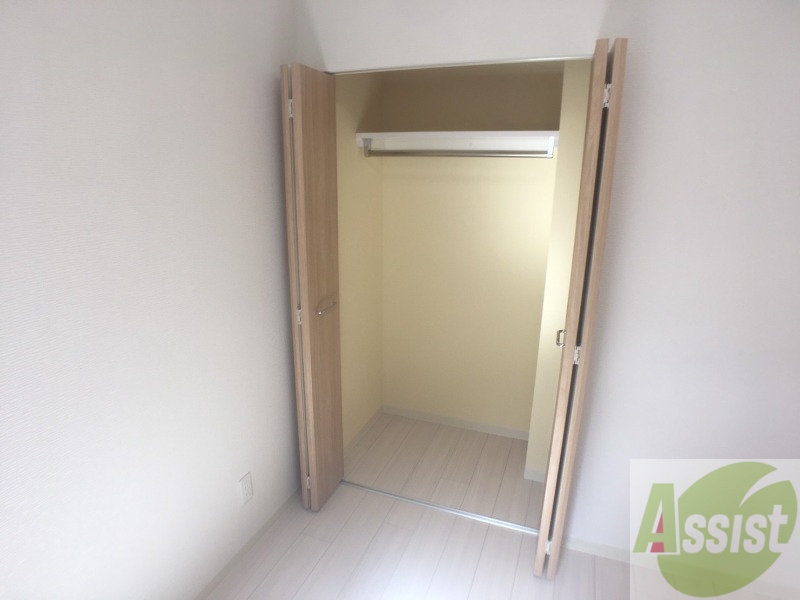 収納　こちらの収納にはハンガーをかけて服もしまえますね。