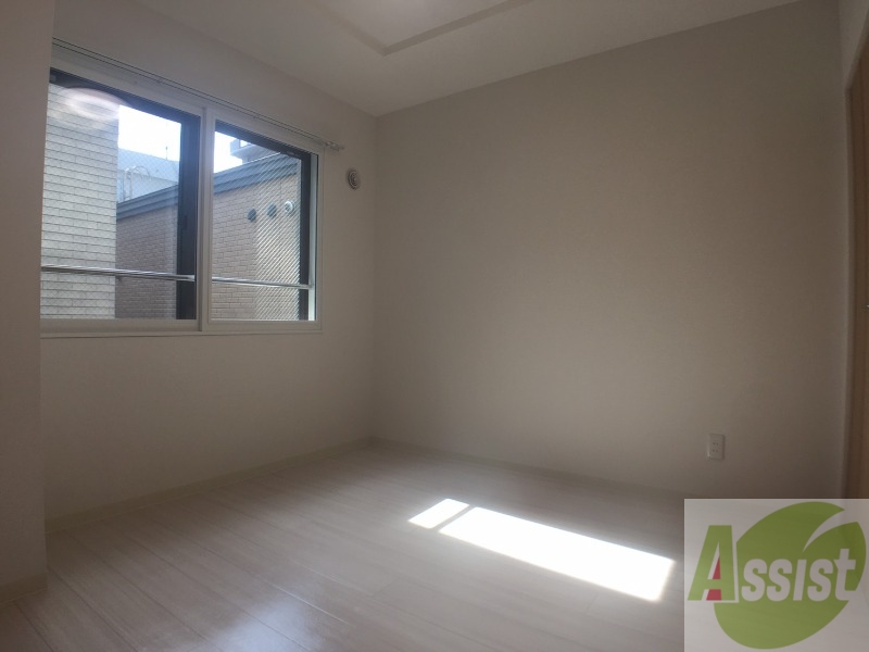 その他部屋・スペース　洋室は白いクロスにブラウンの建具が映えますね～