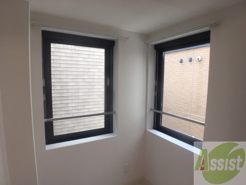 バルコニー　大きな窓がありますので風通しが良さそう。