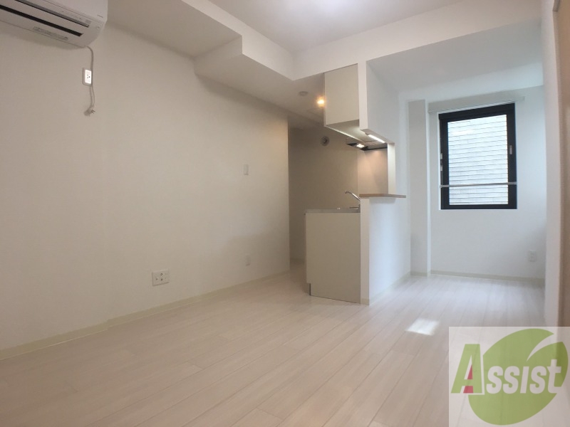 居室・リビング　リビングです。白を基調としていてお部屋全体が明るいですね！