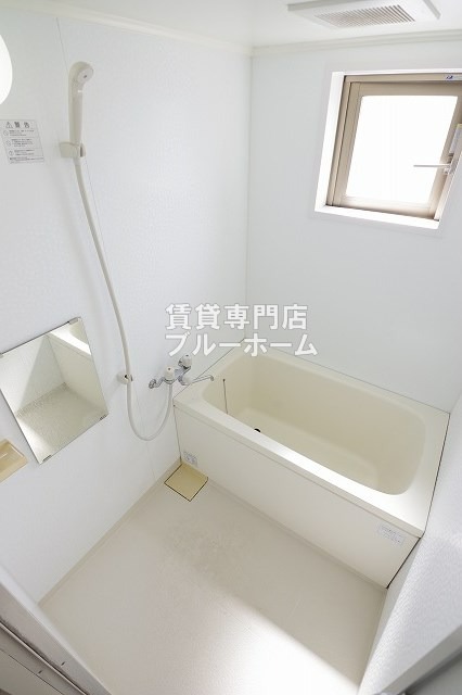 バス・シャワールーム　小窓付きのお風呂です！