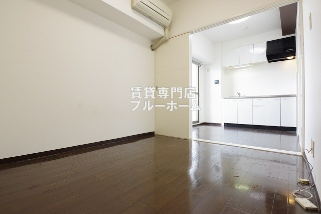 居室・リビング　4帖のエアコン付きの洋室！