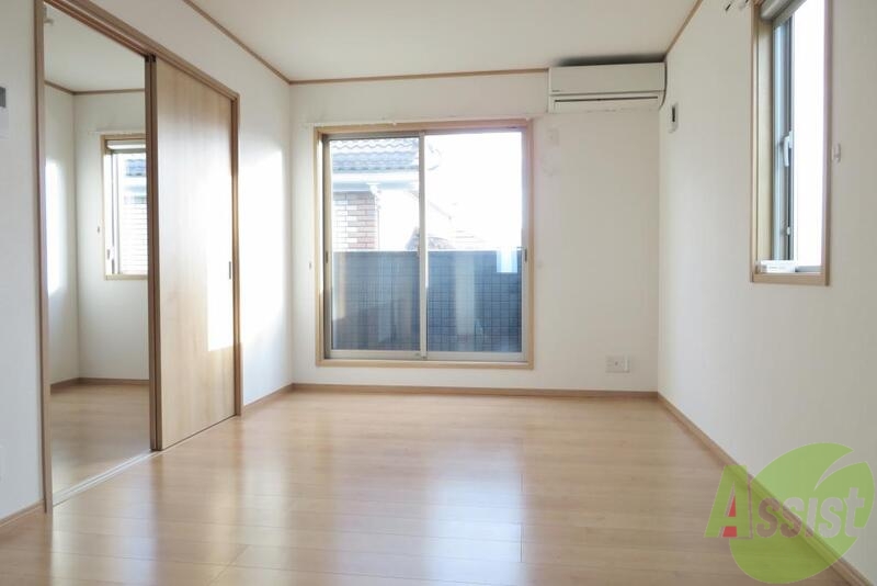 居室・リビング　明るい日差しが温かなお部屋です。窓が２つあるのも良い感じ。