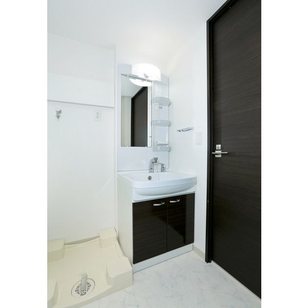 洗面設備　朝の支度にも助かる、独立の洗髪洗面化粧台