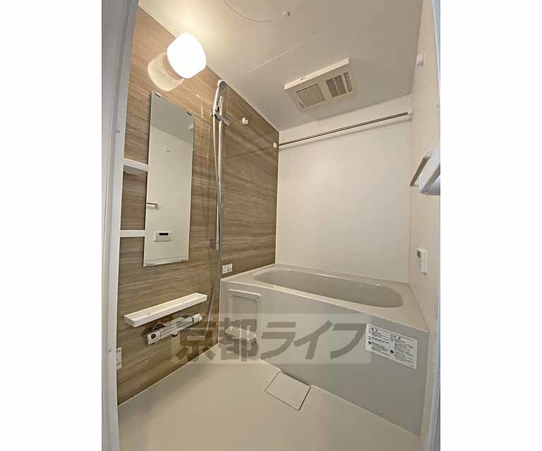 バス・シャワールーム　浴室乾燥機能付きで雨の季節も安心です。